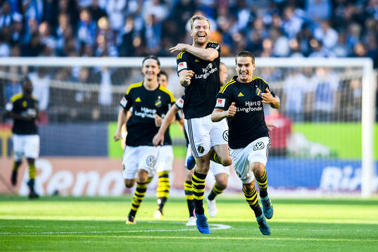 s Per Karlsson och Amin Affane jublar