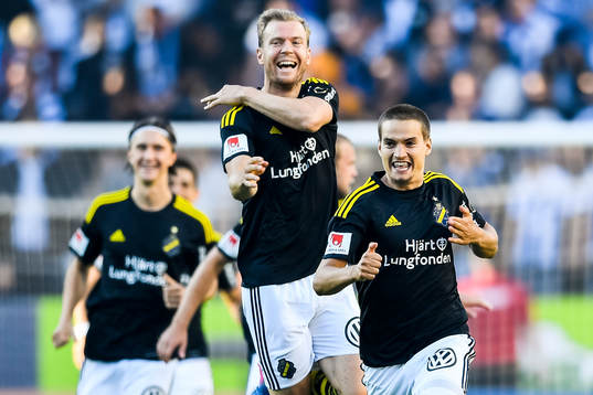 s Per Karlsson och Amin Affane jublar