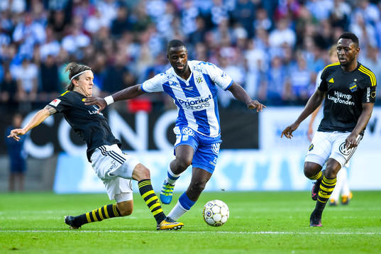 s Kristoffer Olsson och Chinedu Ogbuke Obasi försvarar mot