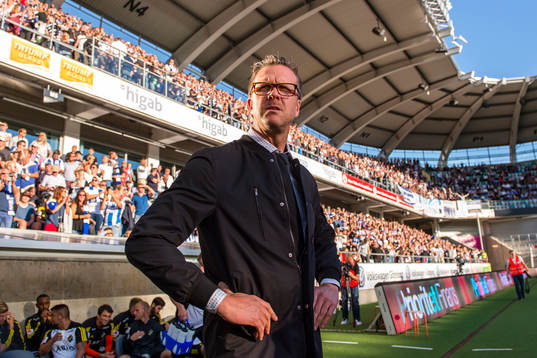 s tränare Rikard Norling före fotbollsmatchen i