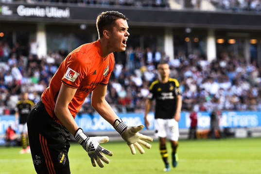 s målvakt Oscar Linnér reagerar
