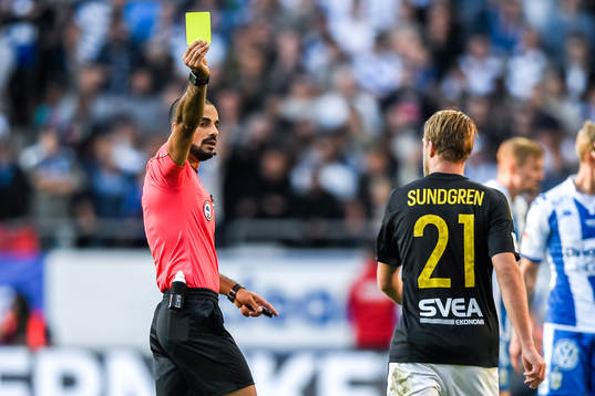 s Daniel Sundgren får en varning av Domare Mohammed