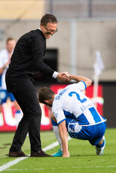 s tränare Rikard Norling hjälper IFK Göteborgs Emil