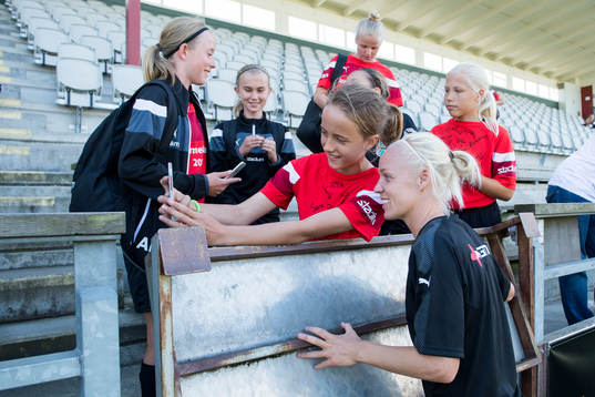 Caroline Seger skriver autografer