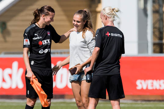Lotta Schelin och Caroline Seger pratar med Lieke Martens