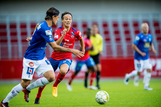 Åtvidabergs Jon Birkfeldt och Helsingborgs Alex Timossi
