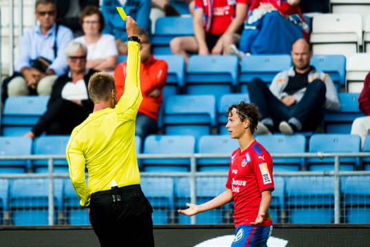 Domare Jonas Karlsson varnar Helsingborgs Alex Timossi