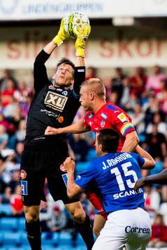 Åtvidabergs målvakt Gustav Jansson i kamp om bollen med
