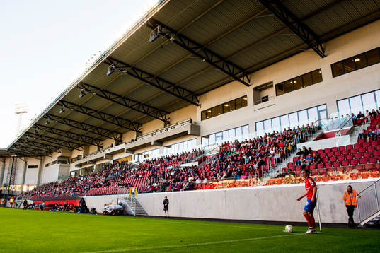 Helsingborgs Max Svensson lägger en hörna