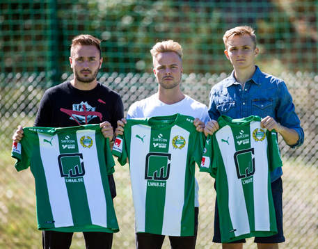 På denna handoutbild från Hammarby Fotboll ses de tre