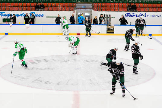 Lagen värmer upp före träningsmatchen i ishockey mellan
