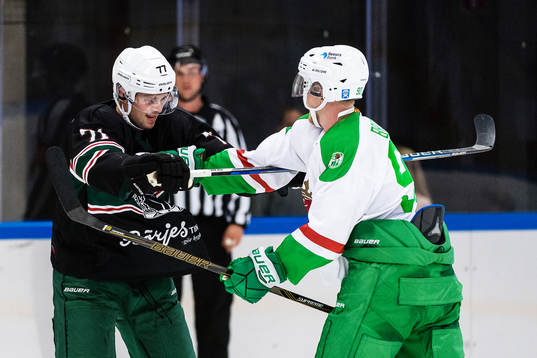 Gruff mellan Tingsryds Adrian Saxrud Danielsen och Rögles