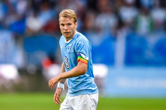 Malmö FFs Oscar Lewicki med lagkaptensbindeln