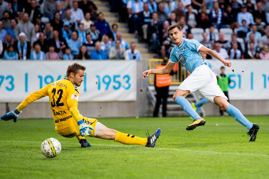 Malmö FFs Alexander Jeremejeff gör 2-0 bakom Kalmars
