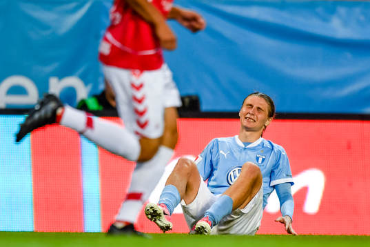 Malmö FFs Pawel Cibicki har ont