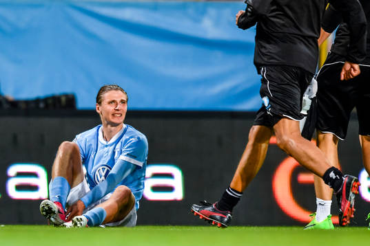 Malmö FFs Pawel Cibicki har ont