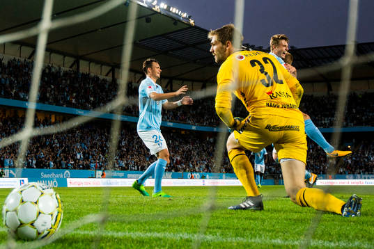 Kalmars målvakt Lucas Hägg-Johansson deppar medan Malmö