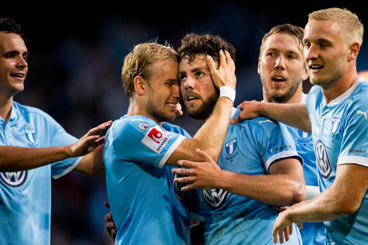 Malmö FFs Oscar Lewicki kramar om Erdal Rakip som gjort 4-0
