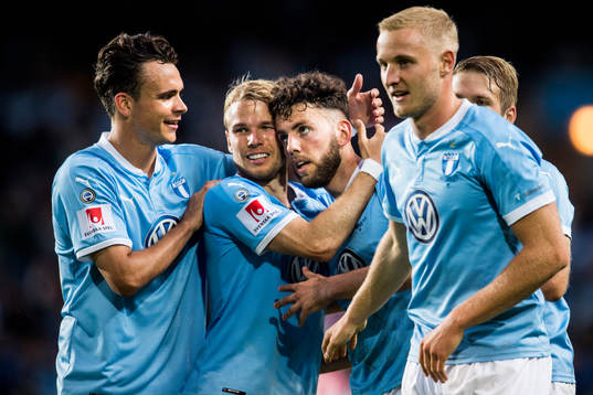 Malmö FFs Oscar Lewicki kramar om Erdal Rakip som gjort 4-0
