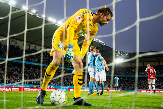 Kalmars målvakt Lucas Hägg-Johansson deppar medan Malmö