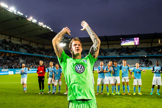 Malmö FFs målvakt Johan Dahlin jublar med publiken