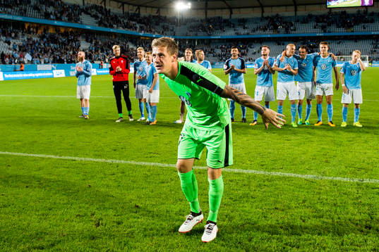Malmö FFs målvakt Johan Dahlin jublar med publiken