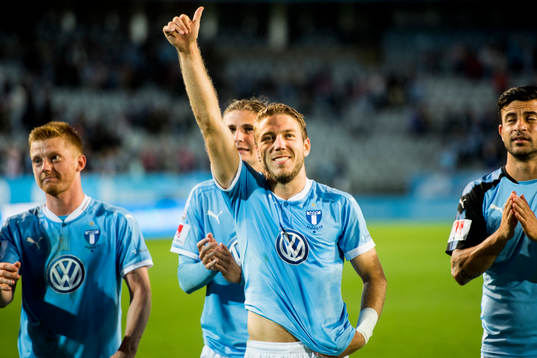Malmö FFs Oscar Lewicki ger tummen upp