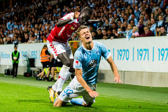 Kalmars Papa Alioune Diouf i kamp om bollen med Malmö FFs