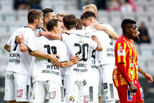 GAIS Simon Silverholt jublar med lagkamrater