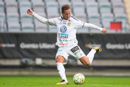 GAIS Simon Silverholt skjuter 1-0