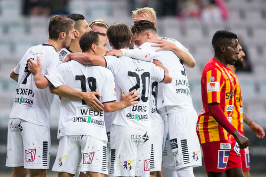 GAIS Simon Silverholt jublar ihop med lagkamrater