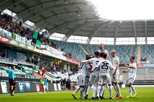 GAIS Alibek Aliev jublar med lagkamrater