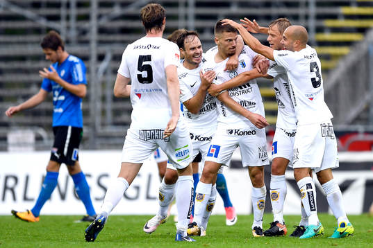 Sirius Shkodran Maholli jublar med lagkamrater