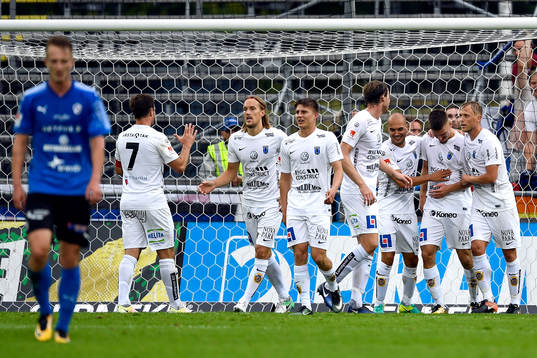 Sirius Shkodran Maholli jublar med lagkamrater