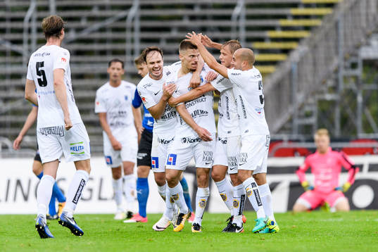 Sirius Shkodran Maholli (mitten) har gjort 0-2 och laget