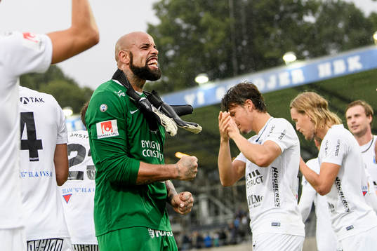 Sirius målvakt Joshua Wicks jublar