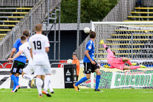 Sirius Shkodran Maholli gör 2-0 bakom Halmstads målvakt