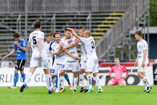 Sirius Shkodran Maholli jublar med spelarna