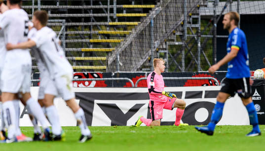 Halmstads målvakt Isak Pettersson deppar
