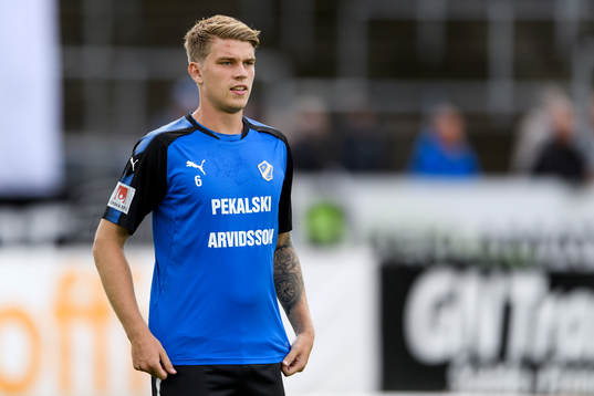 Halmstads Marcus Mathisen med en tröja till stöd för Ivo