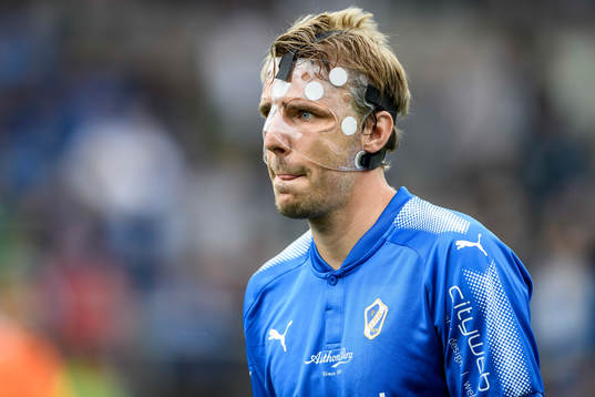 Halmstads Johan Oremo med ett ansiktsskydd före