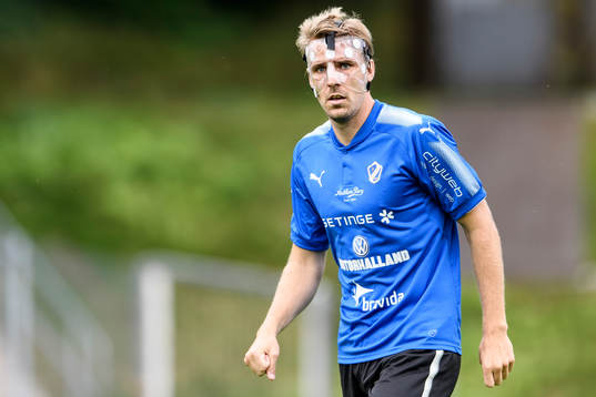 Halmstads Johan Oremo med ett ansiktsskydd
