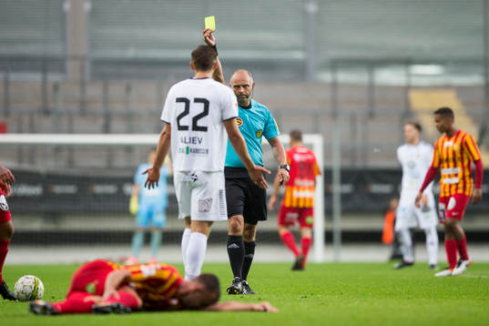 GAIS Alibek Aliev får en varning av domare Robert Daradic