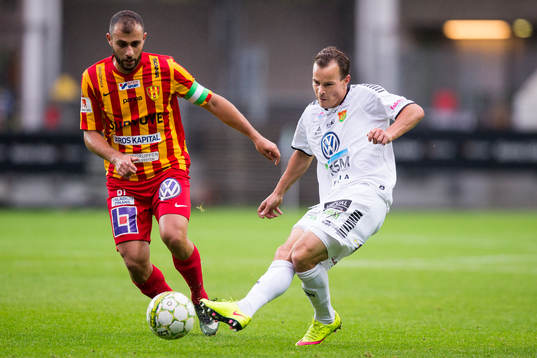 GAIS Anton Wede slår en pass