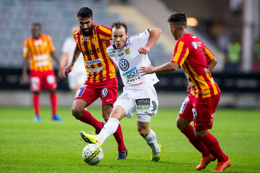 GAIS Anton Wede slår en passning