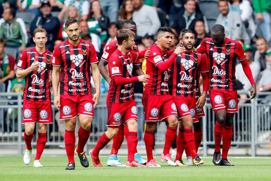 Östersunds Saman Ghoddos jublar med lagkamrater