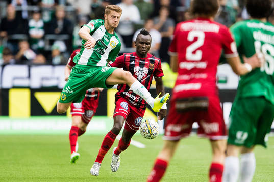 Hammarbys Rebin Asaad i kamp om bollen med Östersunds