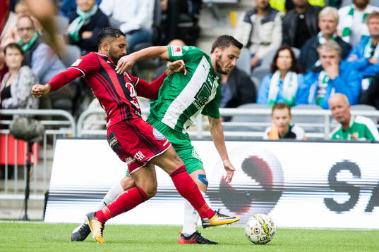 Östersunds Saman Ghoddos i kamp om bollen med Hammarbys