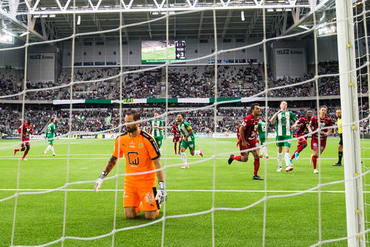 Hammarbys målvakt Johan Wiland deppar och Östersunds Brwa