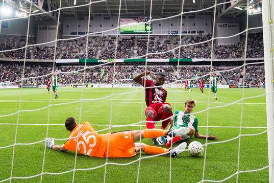 Östersunds Samuel Mensiro utmanar Hammarbys målvakt Johan